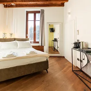 La Finestra Sul Ponte By Postcardsfrom Bed & Breakfast